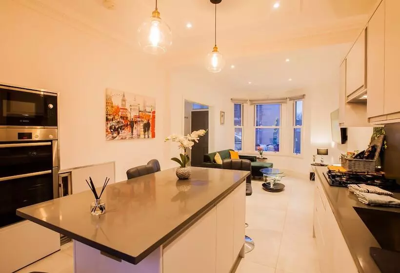 Majatalo Surbiton Luxury Garden House 19a