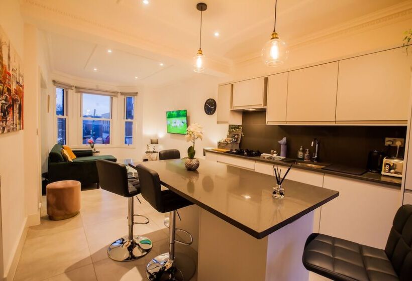 بنسيون Surbiton Luxury Garden House 19a