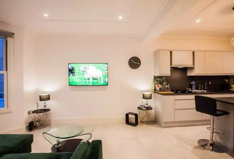 Majatalo Surbiton Luxury Garden House 19a