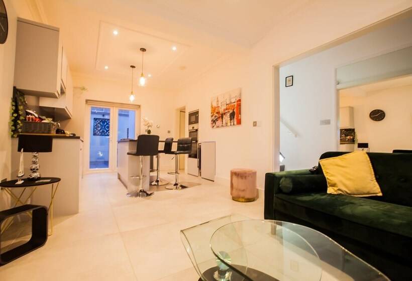 بنسيون Surbiton Luxury Garden House 19a