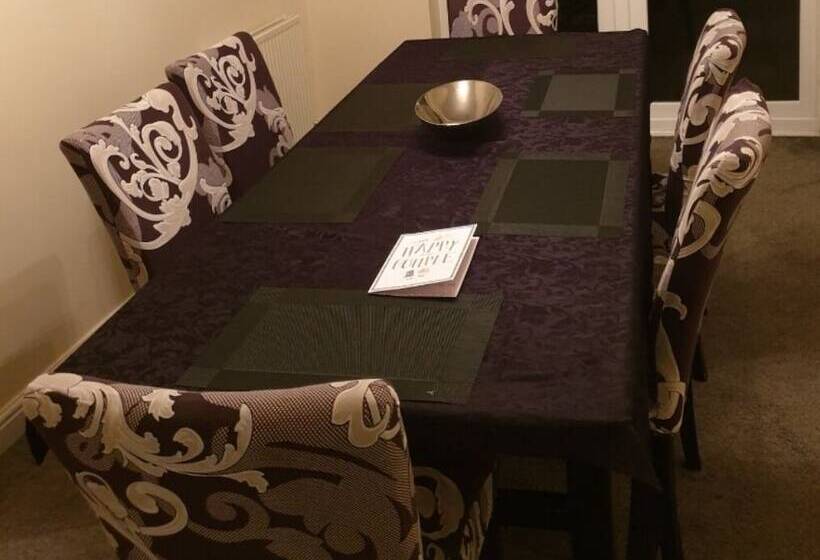 إقامة Stunning 4 Bed House In Walsall