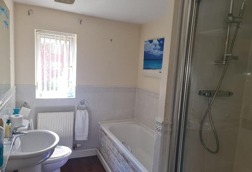 إقامة Stunning 4 Bed House In Walsall