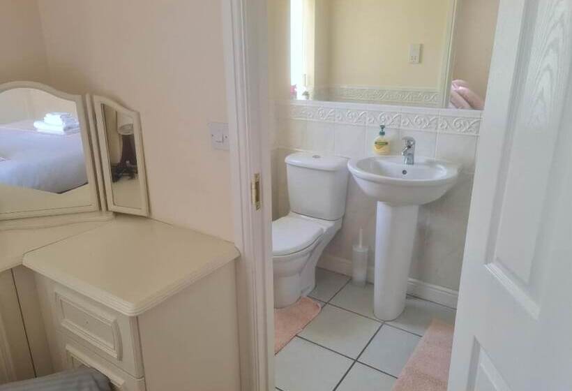 إقامة Stunning 4 Bed House In Walsall