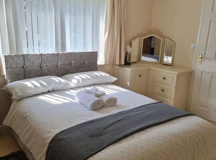 إقامة Stunning 4 Bed House In Walsall