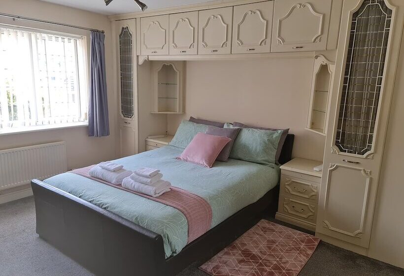 إقامة Stunning 4 Bed House In Walsall