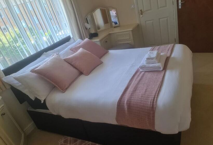 إقامة Stunning 4 Bed House In Walsall