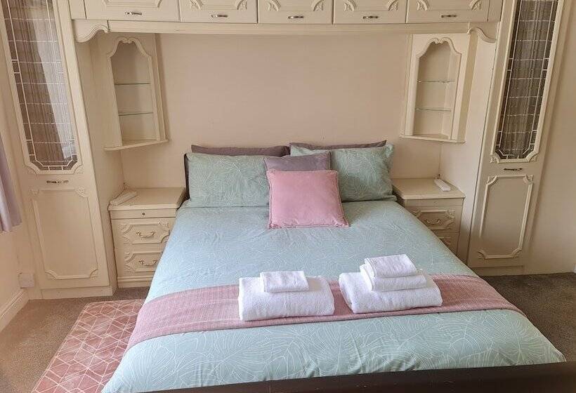 إقامة Stunning 4 Bed House In Walsall