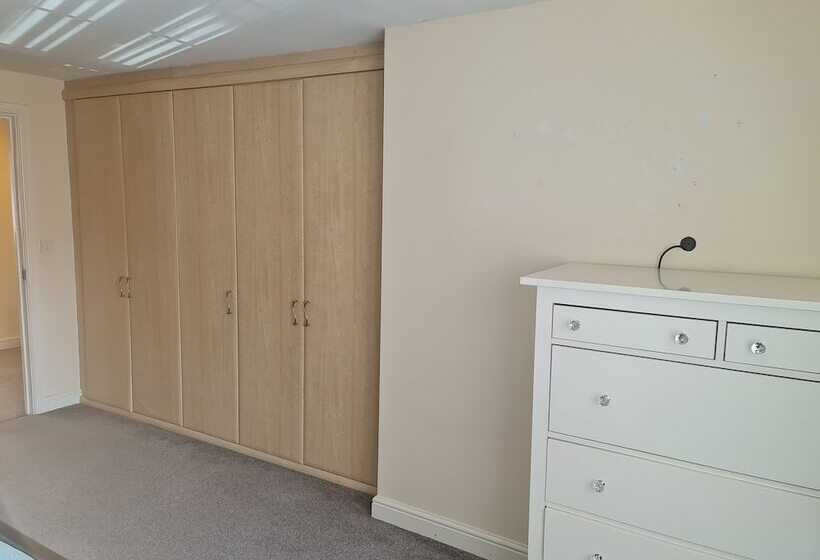 إقامة Stunning 4 Bed House In Walsall