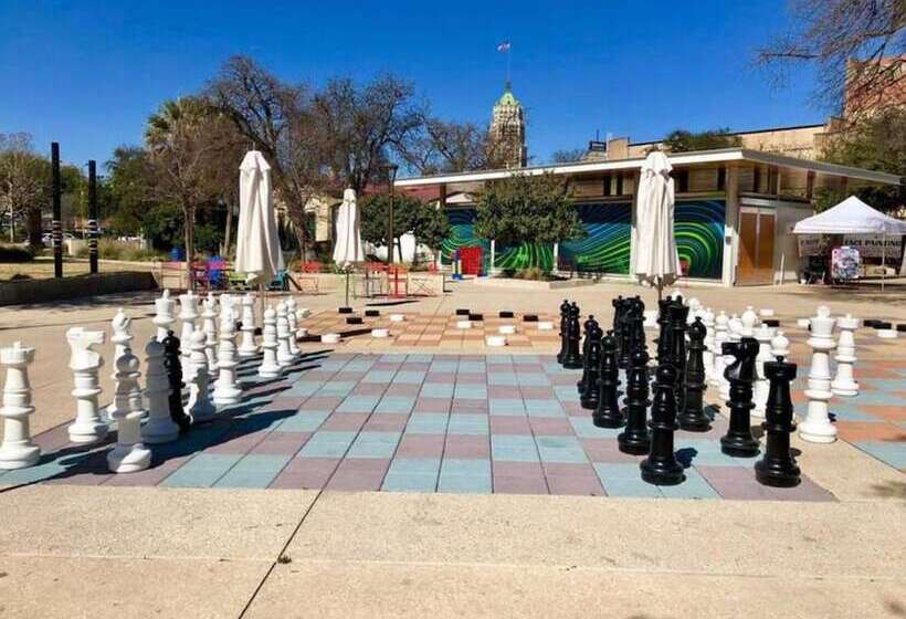 Vibrant Fully Gated 2br/2ba 4 Mins From Downtown