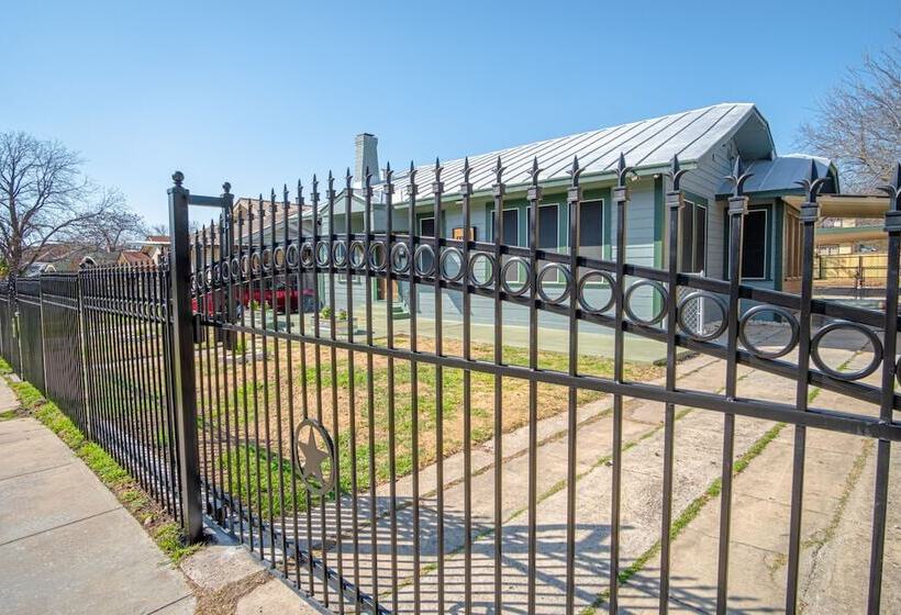 Vibrant Fully Gated 2br/2ba 4 Mins From Downtown