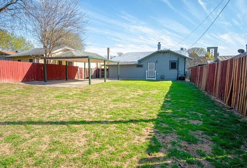 Vibrant Fully Gated 2br/2ba 4 Mins From Downtown