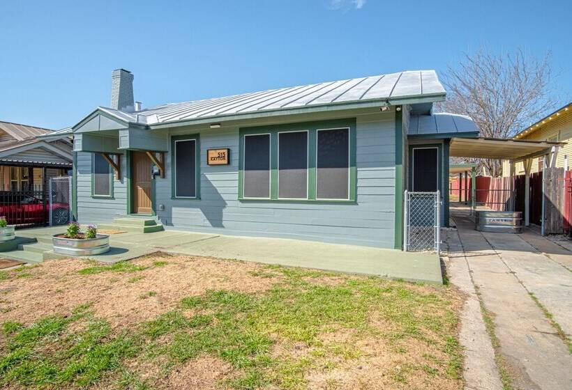 Vibrant Fully Gated 2br/2ba 4 Mins From Downtown