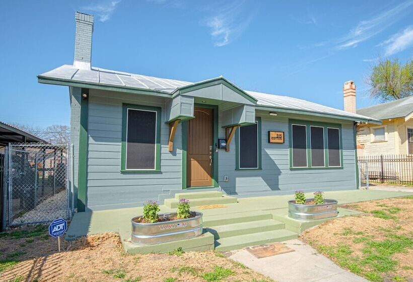 Vibrant Fully Gated 2br/2ba 4 Mins From Downtown