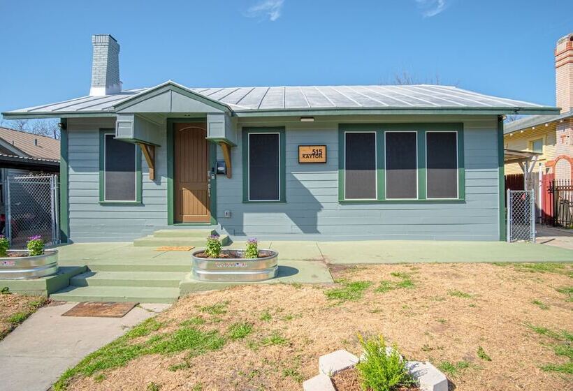 Vibrant Fully Gated 2br/2ba 4 Mins From Downtown