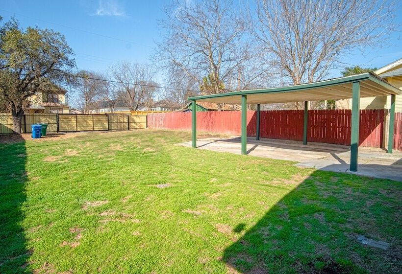 Vibrant Fully Gated 2br/2ba 4 Mins From Downtown