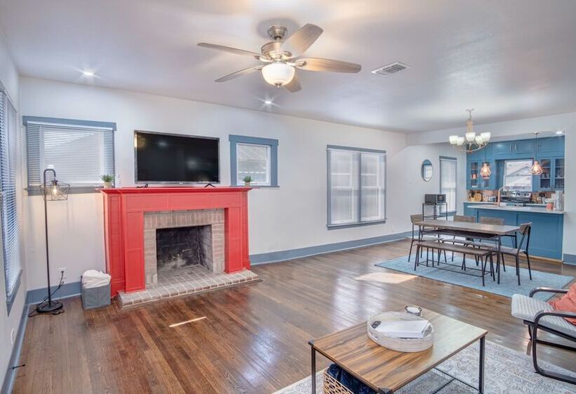 Vibrant Fully Gated 2br/2ba 4 Mins From Downtown