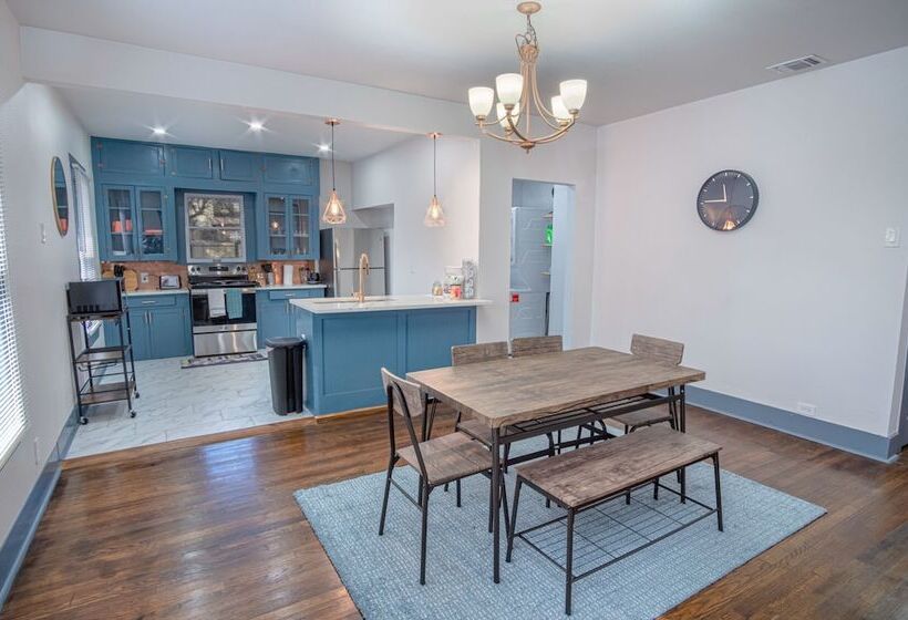 Vibrant Fully Gated 2br/2ba 4 Mins From Downtown