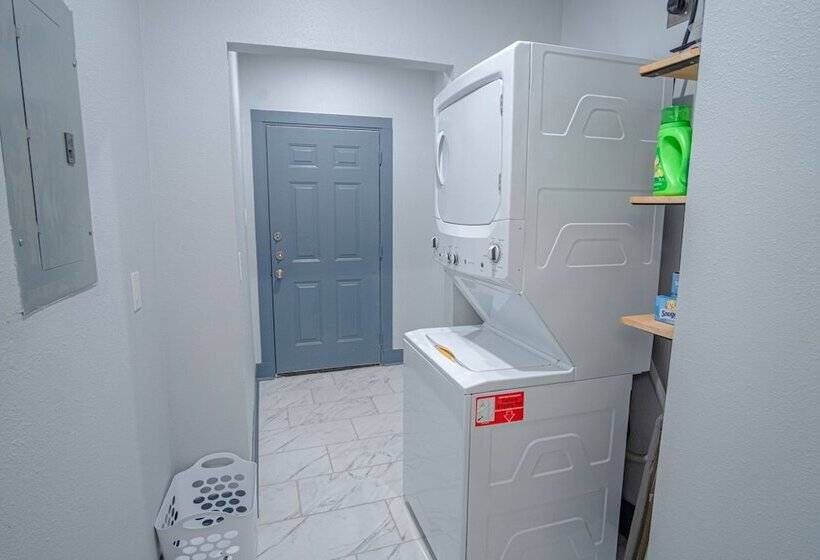 Vibrant Fully Gated 2br/2ba 4 Mins From Downtown