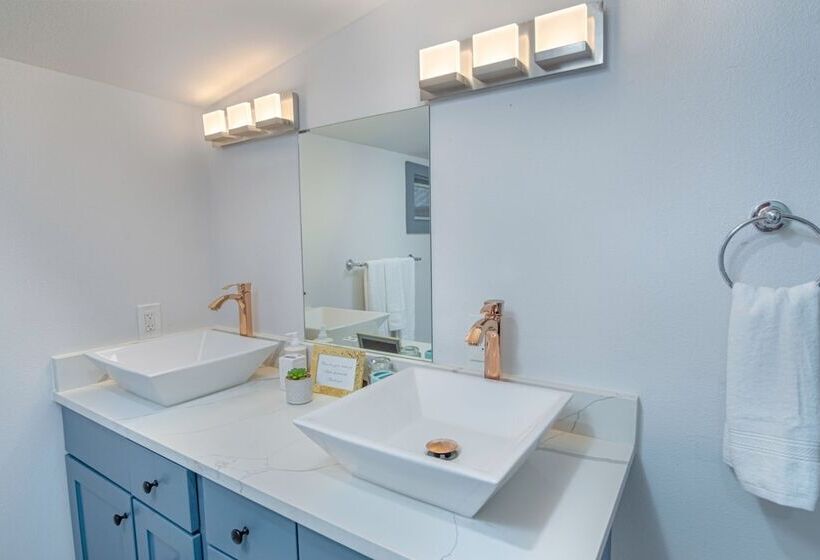 Vibrant Fully Gated 2br/2ba 4 Mins From Downtown