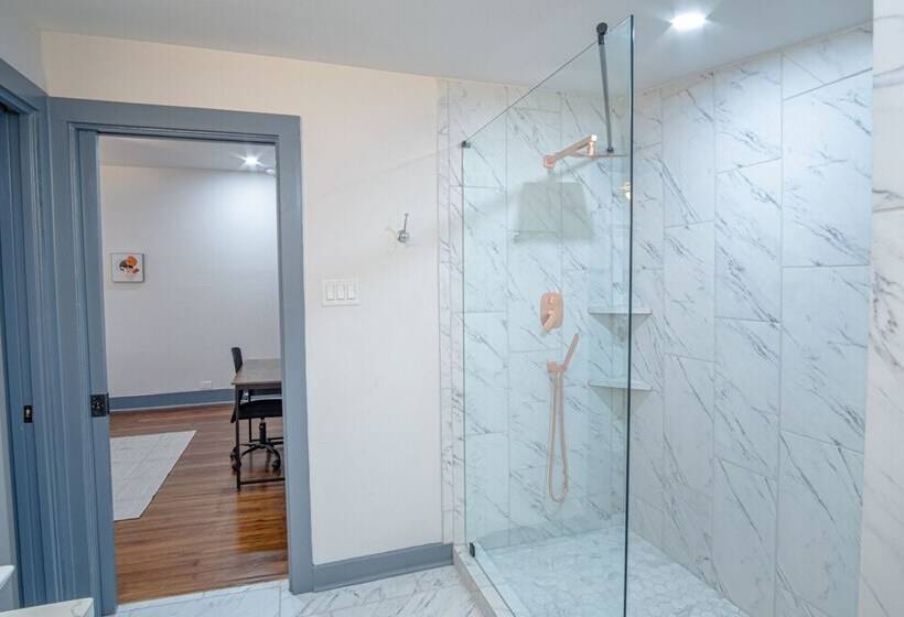 Vibrant Fully Gated 2br/2ba 4 Mins From Downtown