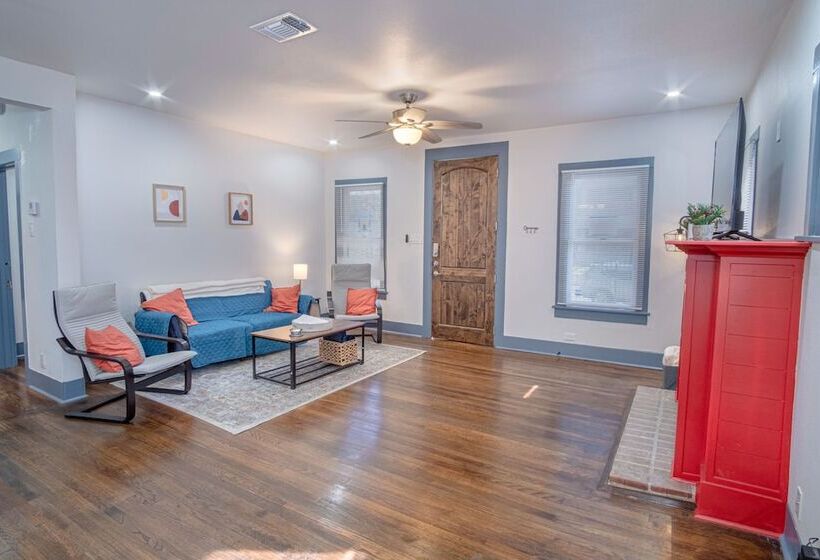 Vibrant Fully Gated 2br/2ba 4 Mins From Downtown