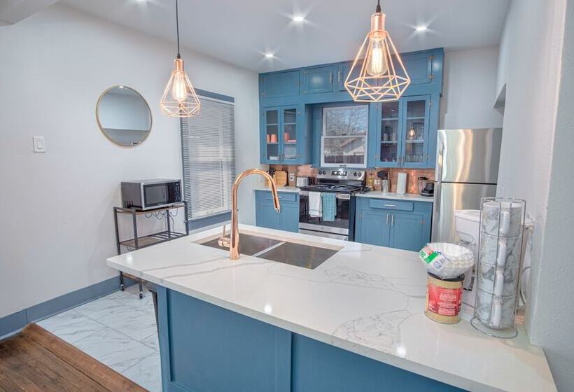 Vibrant Fully Gated 2br/2ba 4 Mins From Downtown