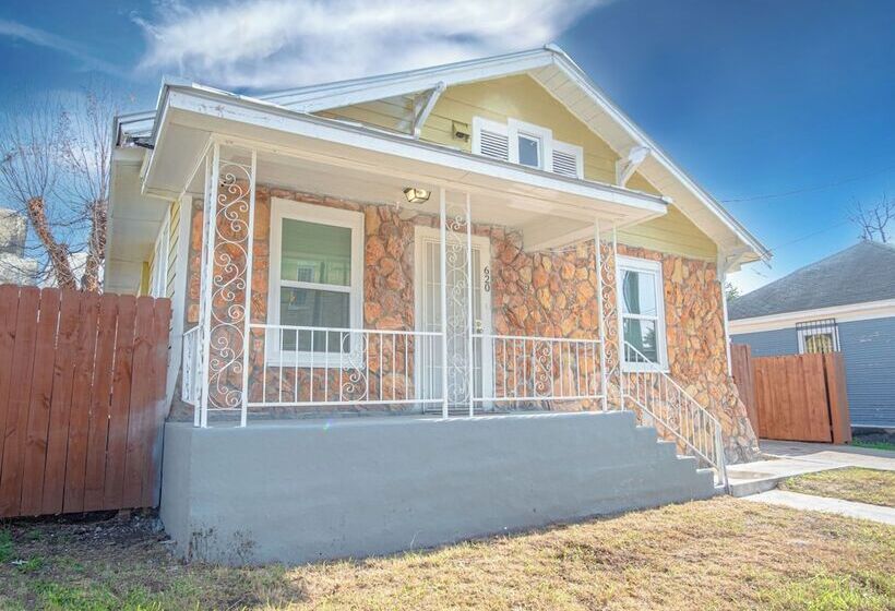 Wonderful 3 Br 2 Ba Near Downtown