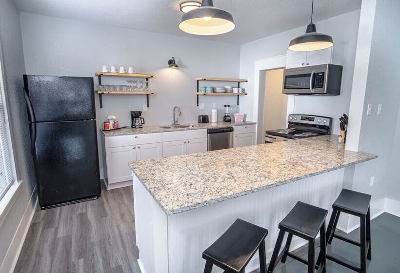 Wonderful 3 Br 2 Ba Near Downtown