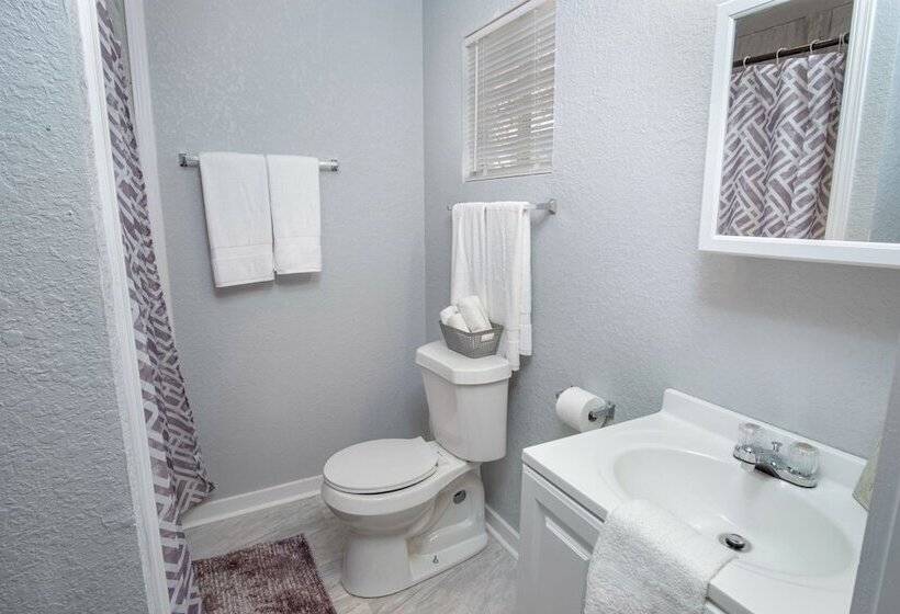 Wonderful 3 Br 2 Ba Near Downtown