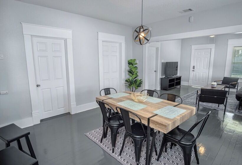 Wonderful 3 Br 2 Ba Near Downtown