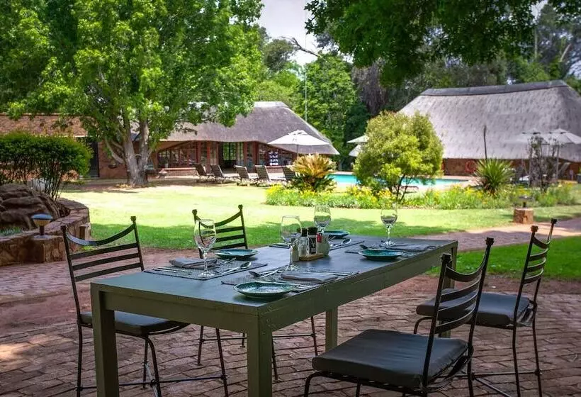 Majatalo Whispering Pines Country Estate