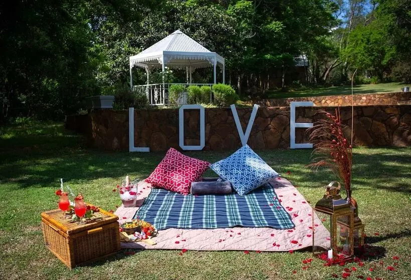 Majatalo Whispering Pines Country Estate