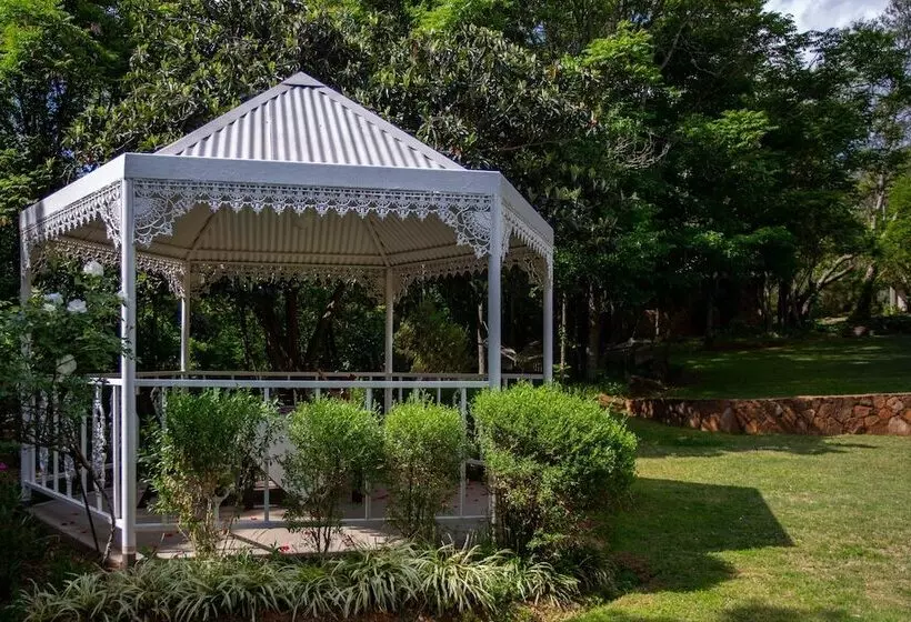 Majatalo Whispering Pines Country Estate