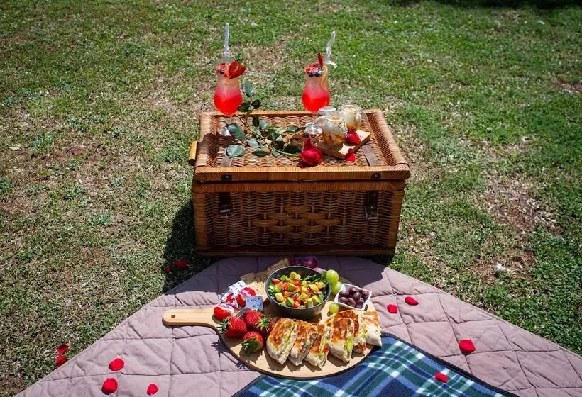 Majatalo Whispering Pines Country Estate