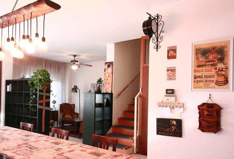 تختخواب و صبحانه Books Beds & Breakfast