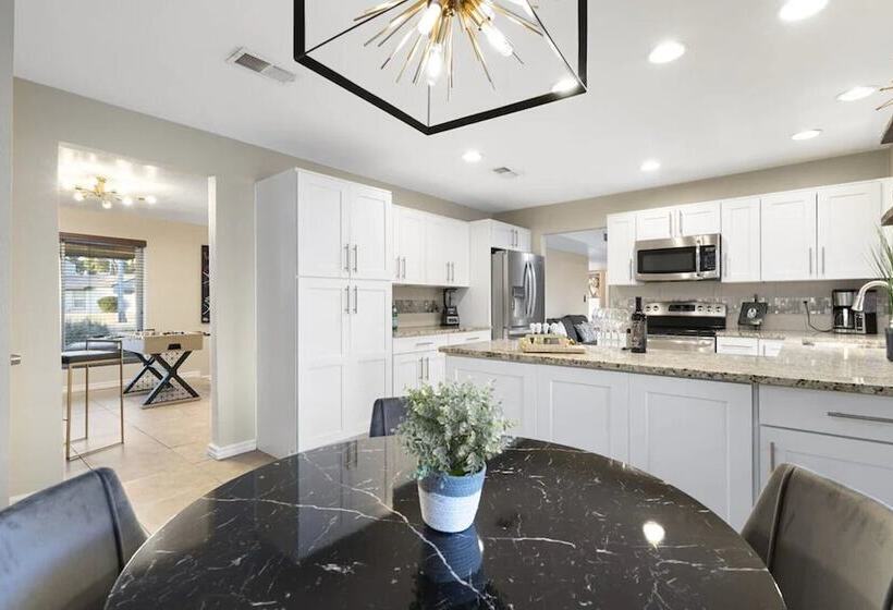 Entertainers Dream! 4 Bdrm / Htd Pool/ Games!