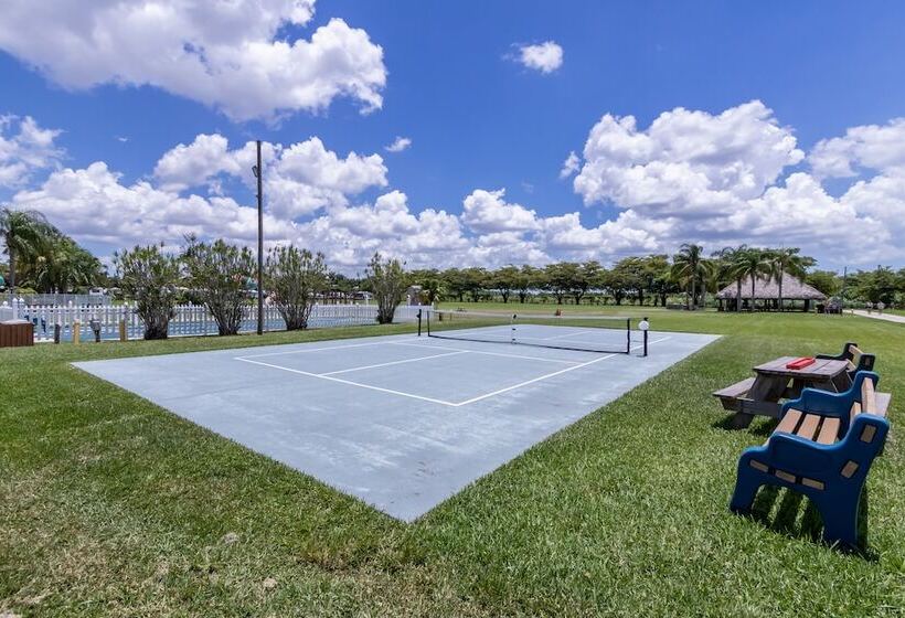 هتل Miami Everglades Rv Resort