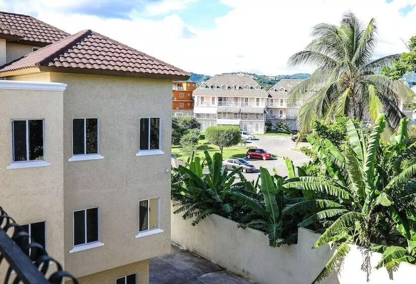 هتل Rochester Palms