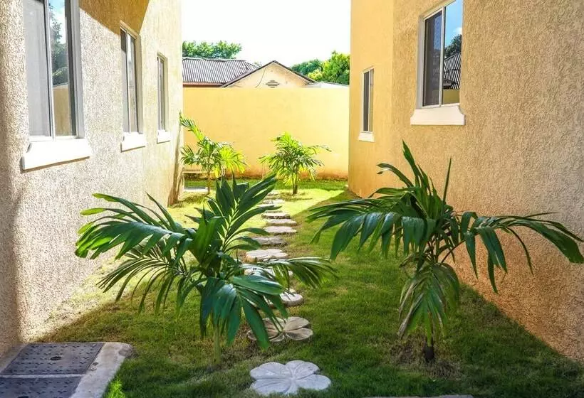 هتل Rochester Palms