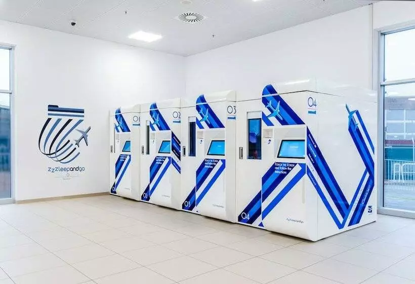 هتل Zzzleepandgo Venice Airport