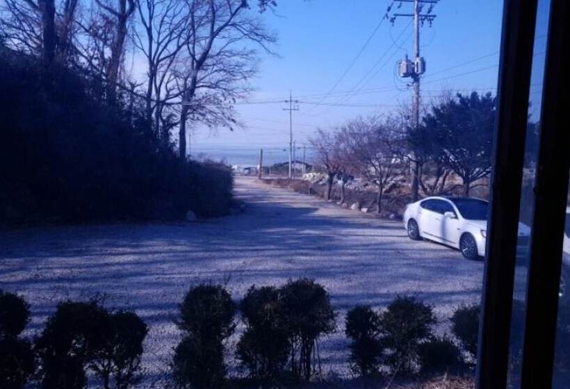 Ganghwado Noeulbit Meomuneunjip Pension