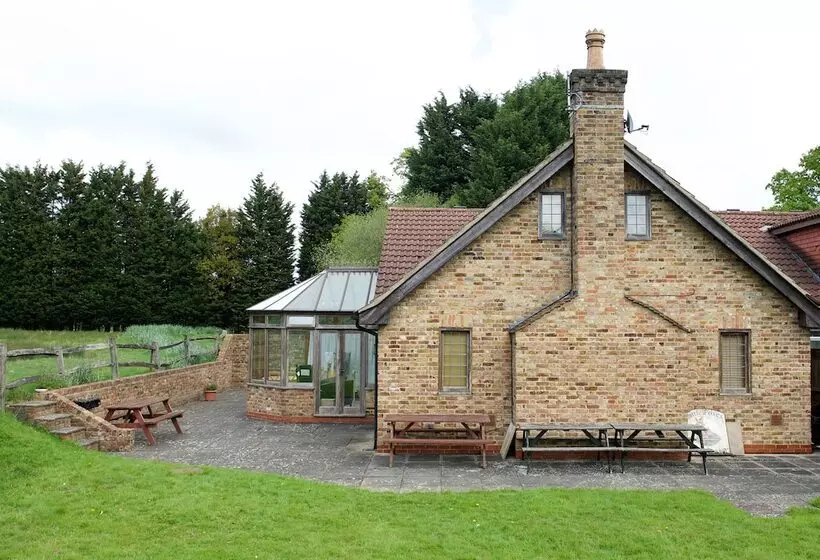 Bed and Breakfast Little Foxes Hotel & Gatwick Airport Parking