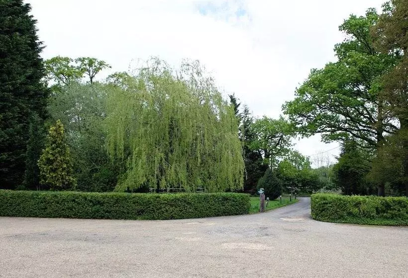 Bed and Breakfast Little Foxes Hotel & Gatwick Airport Parking