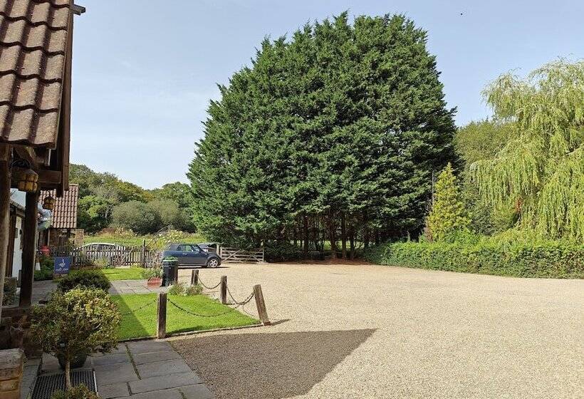 住宿加早餐  Little Foxes Hotel & Gatwick Airport Parking