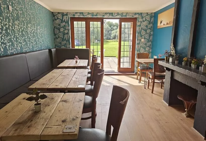 Bed and Breakfast Little Foxes Hotel & Gatwick Airport Parking