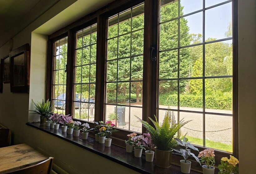 住宿加早餐  Little Foxes Hotel & Gatwick Airport Parking