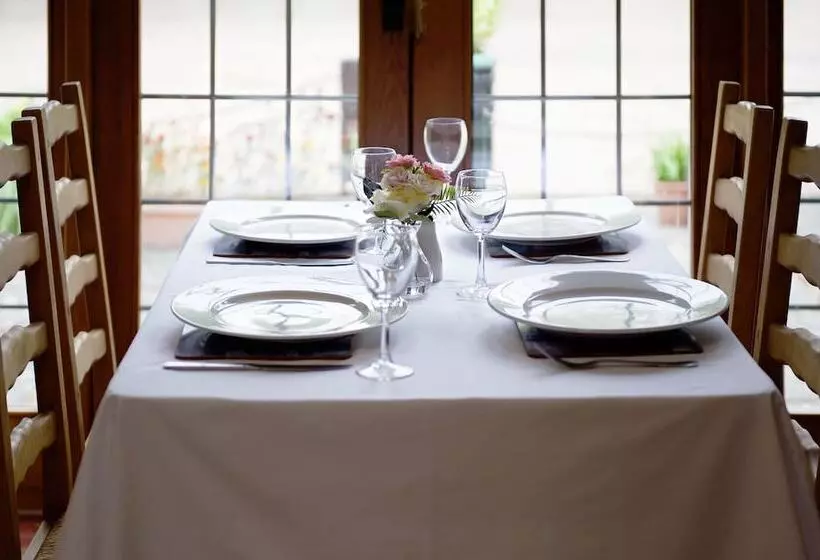 Bed and Breakfast Little Foxes Hotel & Gatwick Airport Parking