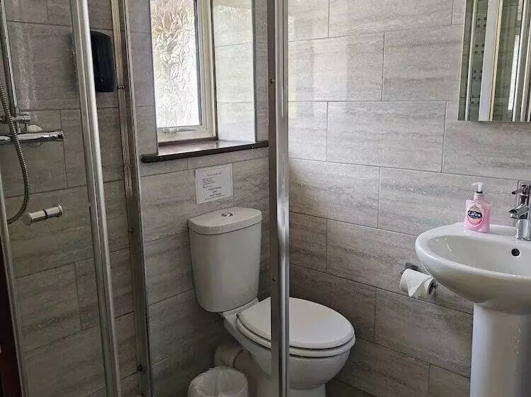 Bed and Breakfast Little Foxes Hotel & Gatwick Airport Parking