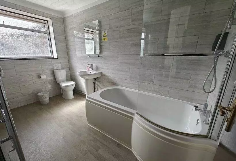 Bed and Breakfast Little Foxes Hotel & Gatwick Airport Parking