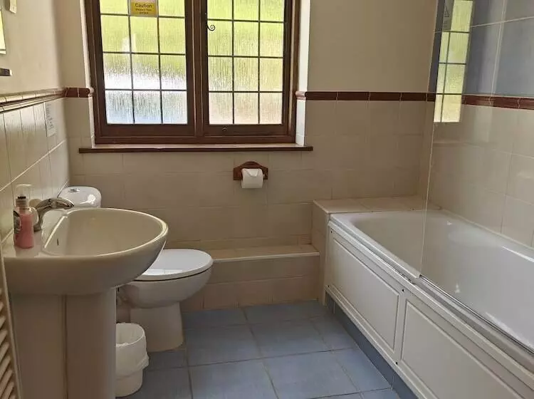 Bed and Breakfast Little Foxes Hotel & Gatwick Airport Parking